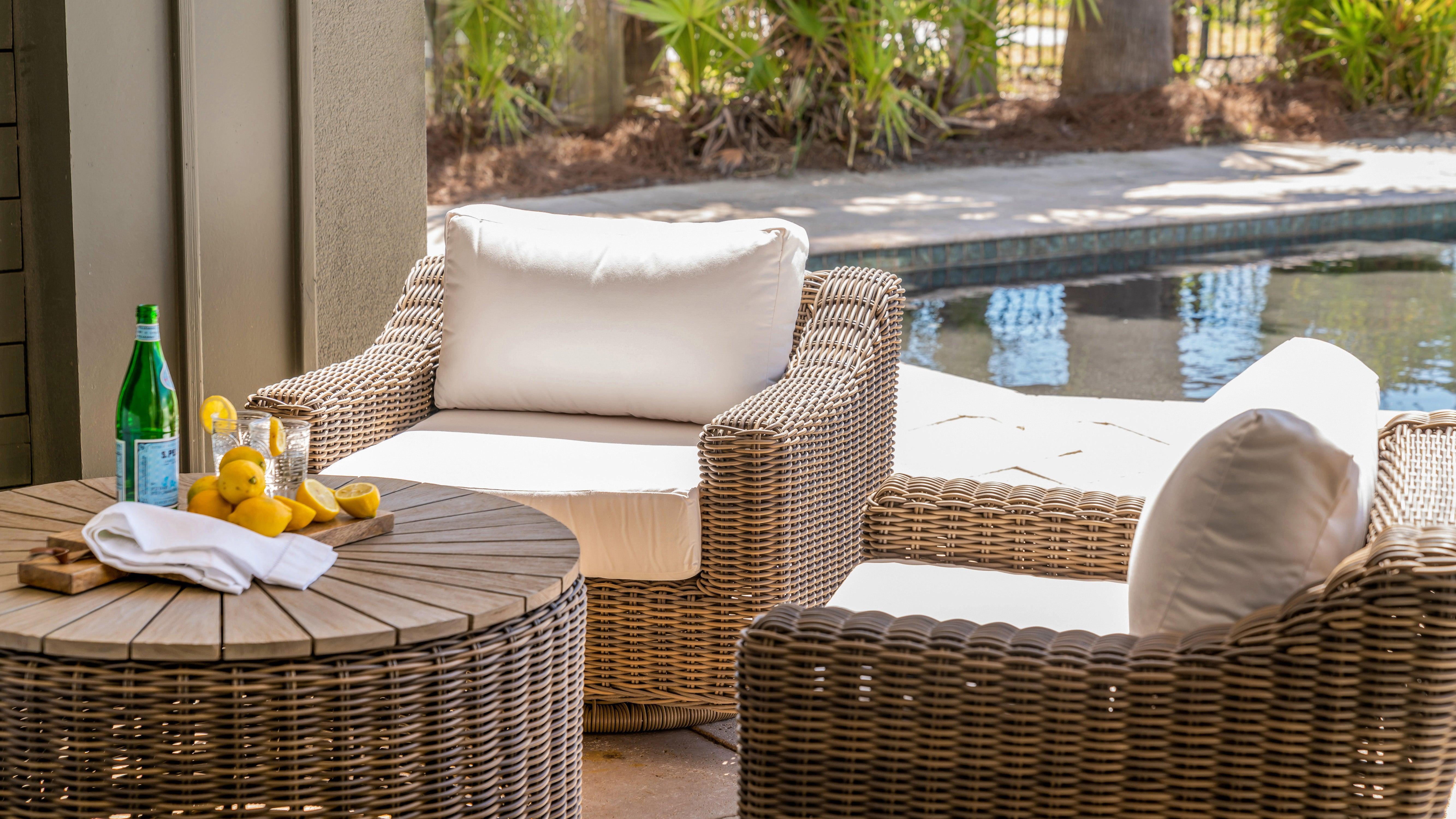 White wicker deals coffee table outdoor